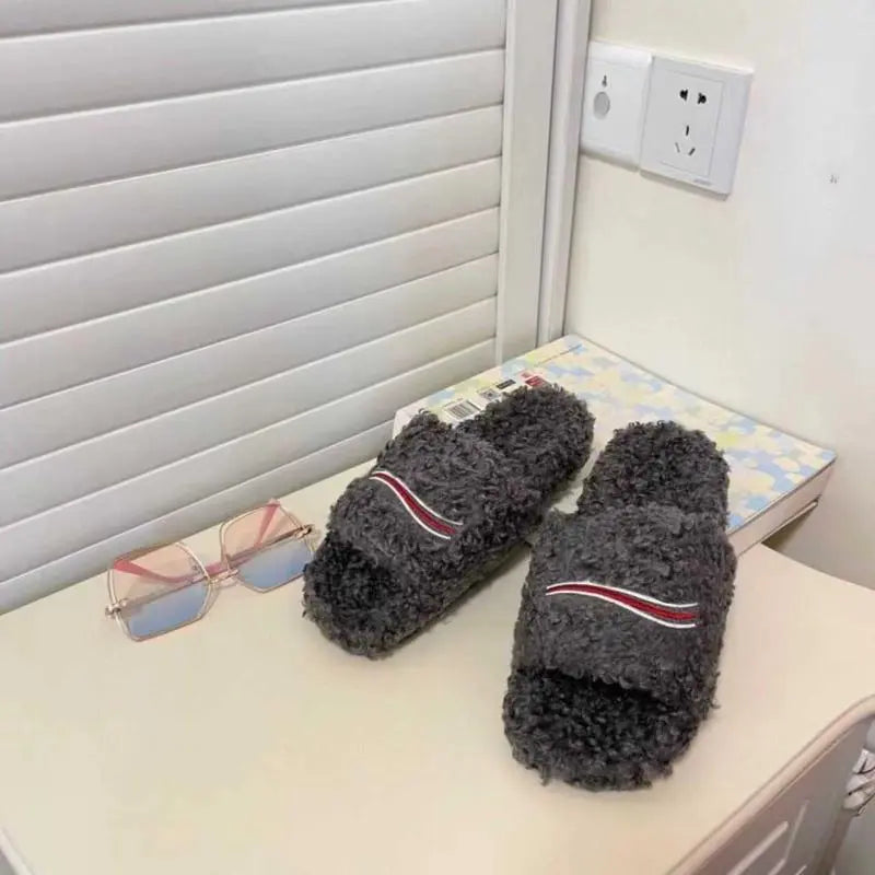 Outdoor sports Slippers Unisex Mens and Women's cozy fuzzy plush slippers for lndoor outdoor