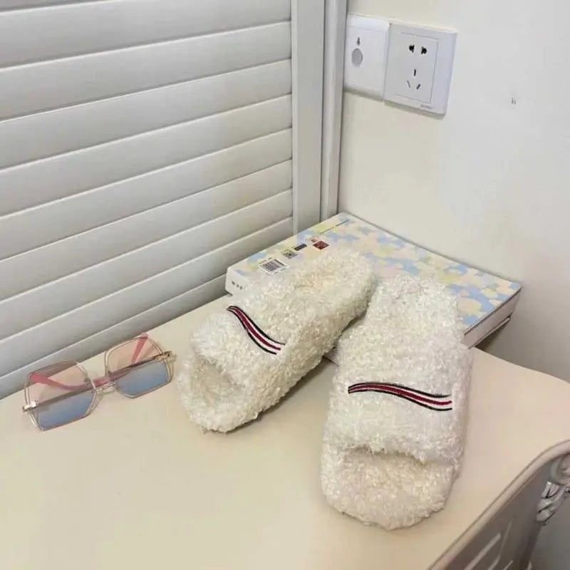 Outdoor sports Slippers Unisex Mens and Women's cozy fuzzy plush slippers for lndoor outdoor