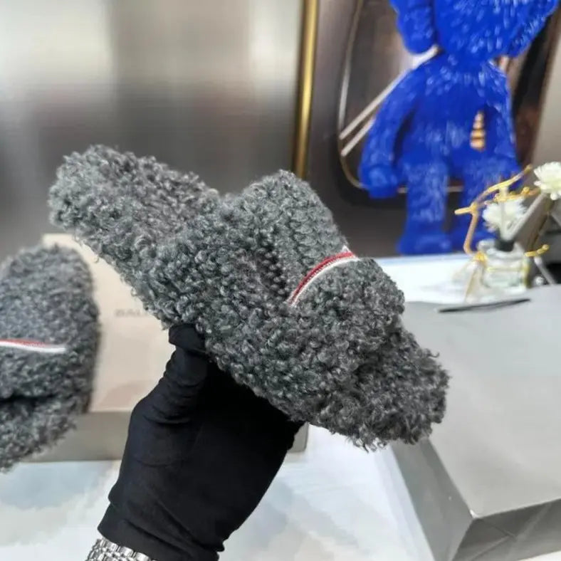 Outdoor sports Slippers Unisex Mens and Women's cozy fuzzy plush slippers for lndoor outdoor