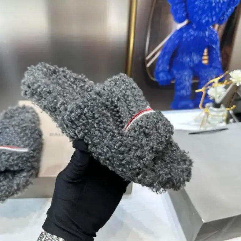 Outdoor sports Slippers Unisex Mens and Women's cozy fuzzy plush slippers for lndoor outdoor